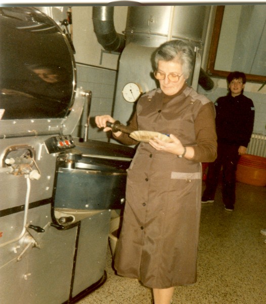Gitta Frisch beim Kaffeerösten