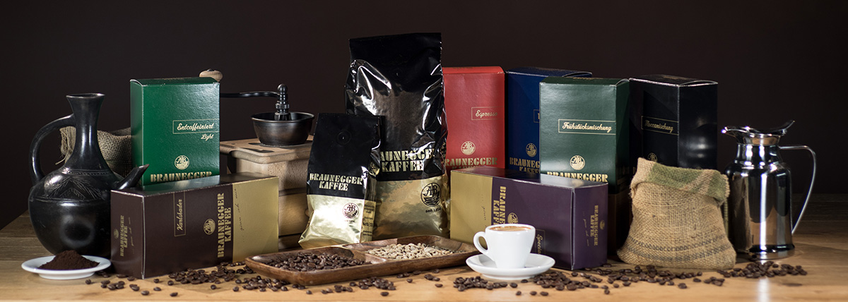 Braunegger Kaffee-Pakete verschiedener Sorten mit Kaffeebohnen und einer Tasse Kaffee