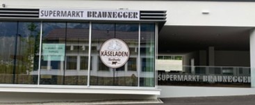 Neue Filiale Rotholz mit der Aufschrift Supermarkt Braunegger und dem Logo des Käseladens